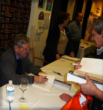 amos-oz-booksigning