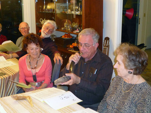 Raulf Polichar blows a shofar as members of the Adat Amigos Chavurah observe