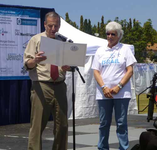 San Diego Mayor Bob Filner reads proclamation declaring Israel Independence Day in San Diego as Claire Ellman listens