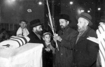 Sukkot in the Lodz Ghetto 1941 (Photo: Shem Olam Institute)